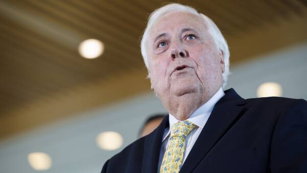 Clive Palmer hovers over Coalition split, hints at bankrolling the Nats